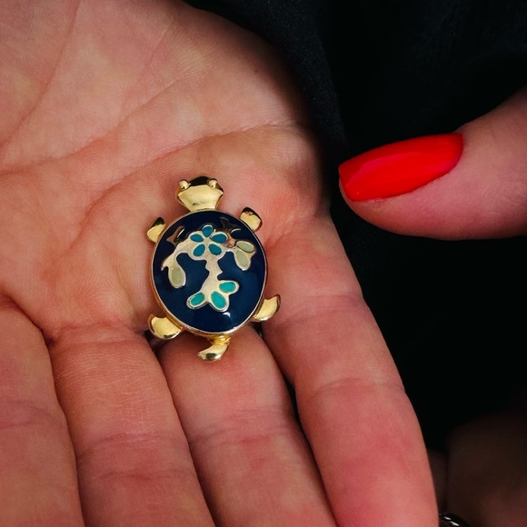 New Oceanic Elegance Turtle Brooch - Picture 7 of 7